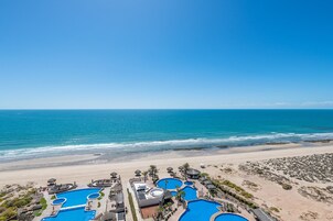 Außenpool, Sonnenschirme, Liegestühle