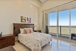 Condo panorâmico, 4 quartos | 3 quartos, Wi-Fi de cortesia, roupa de cama