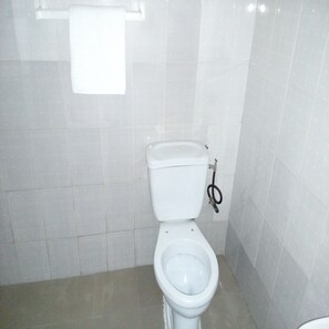Standard Room | Bathroom | Shower, free toiletries, towels