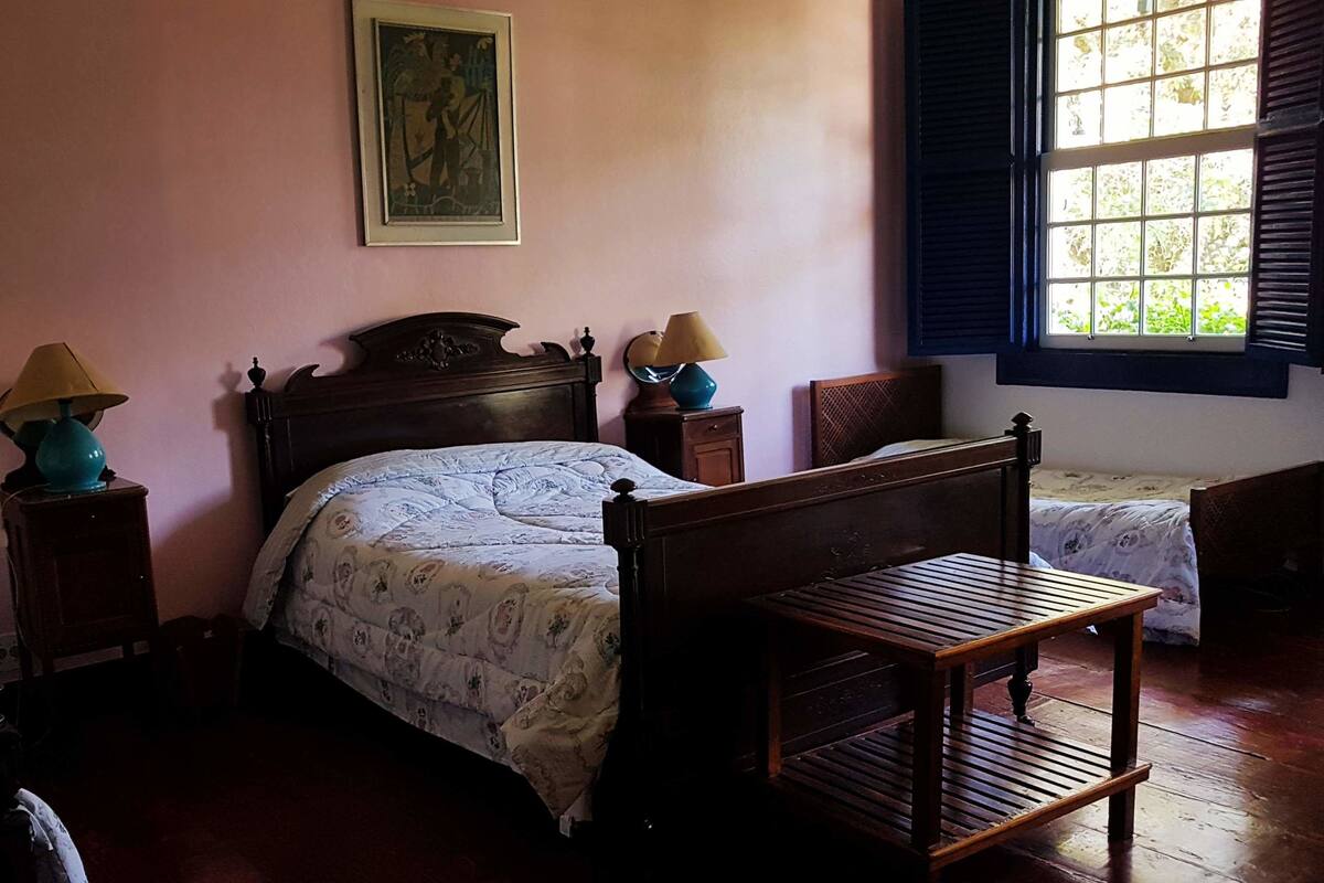 Romantische vierpersoonskamer, uitzicht op tuin, uitzicht op gebergte | Gratis wifi