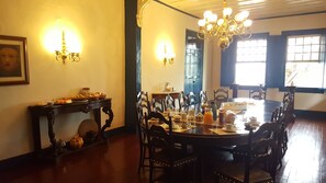 Petit déjeuner complet compris tous les jours