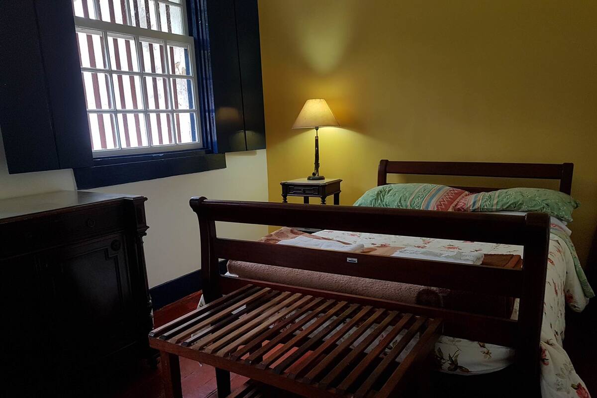 Economy driepersoonskamer, uitzicht op tuin, aan tuin | Gratis wifi