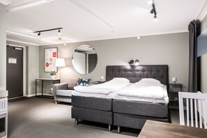 Desk, blackout curtains, iron/ironing board, cots/infant beds - Niro Hotel Apartments (Stockholm)