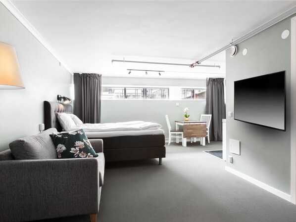 Desk, blackout curtains, iron/ironing board, cots/infant beds - Niro Hotel Apartments (Stockholm)