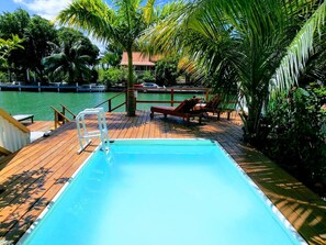 Piscine extérieure, parasols, chaises longues