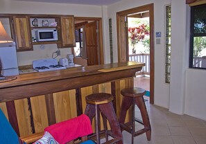 Appartement économique, 1 grand lit, cuisine (Canal Front) | Cuisine privée | Réfrigérateur, four à micro-ondes, un four, surface de cuisson
