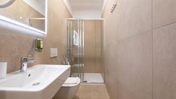 Superior Double or Twin Room | Bilik Mandi | Pancuran mandi, kelengkapan dandanan diri percuma, pengering rambut