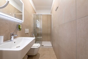 Superior kamer, 1 twee- of 2 eenpersoonsbedden | Badkamer | Een douche, gratis toiletartikelen, een haardroger, handdoeken