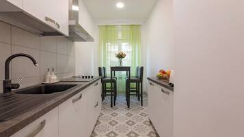 Frigorífico, microondas, horno y hervidor eléctrico