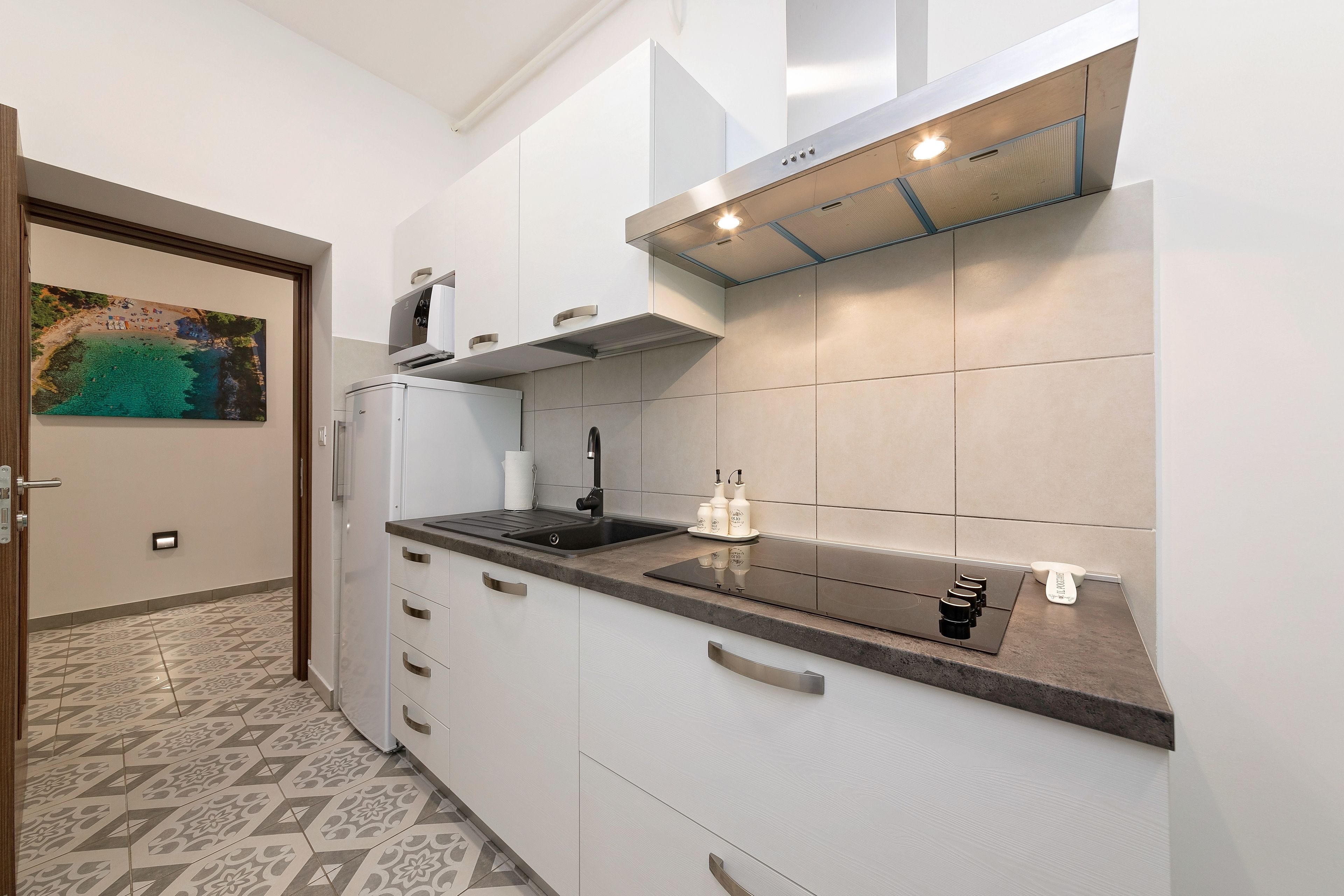 冰箱、微波炉、烤箱、电热水壶