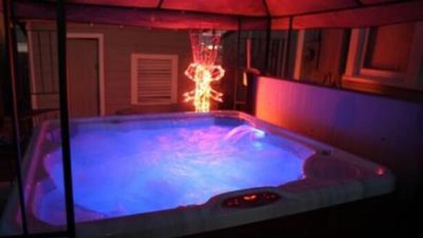 Un jacuzzi con fuente de agua.