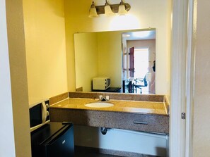 Free toiletries, towels - Bayshore Inn (San Jose)