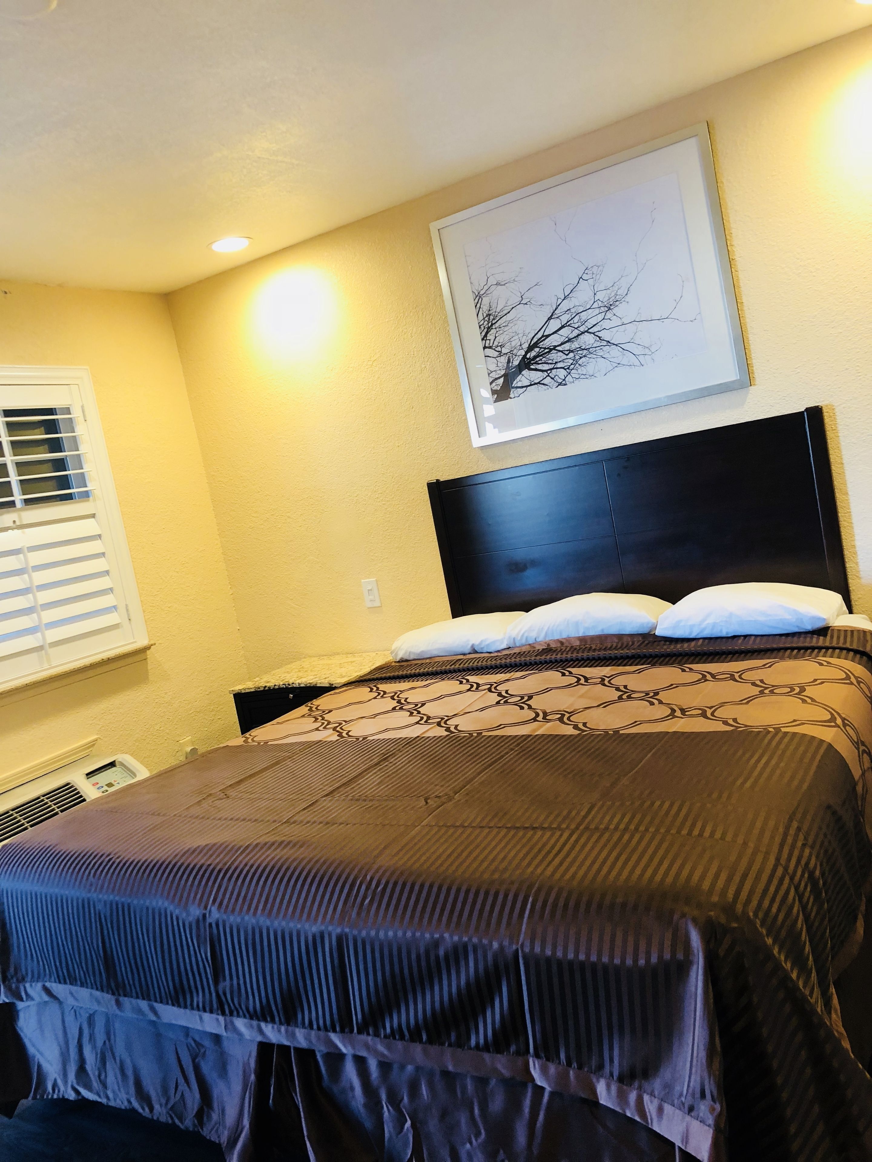 Desk, free WiFi
