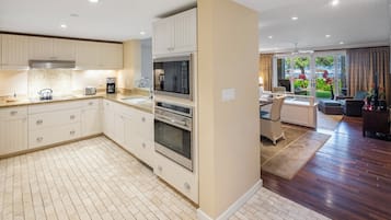 Geladeira grande, micro-ondas, fogão, cooktop