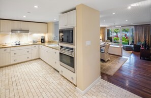 Full-sized fridge, microwave, oven, stovetop