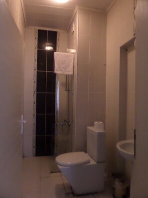 Shower, hair dryer, slippers, towels - Ercan Inn Hotel (Istanbul)