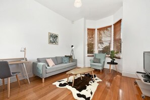 Flat-screen TV, fireplace - Campbell Cottage: Renovated Victorian cottage with parking near Launceston's CBD (Launceston)