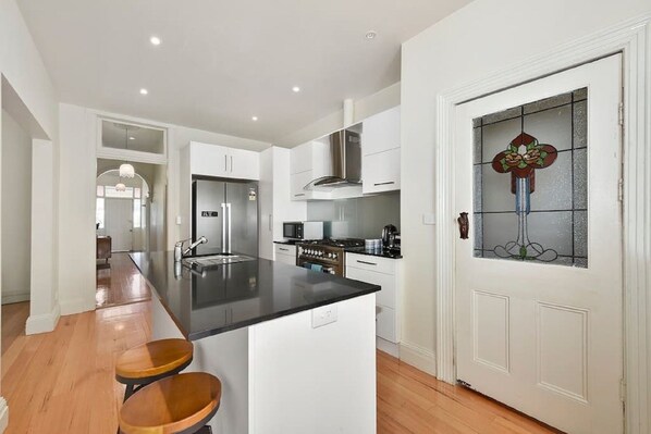 Fridge, microwave, oven, stovetop - Campbell Cottage: Renovated Victorian cottage with parking near Launceston's CBD (Launceston)