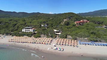 Plage privée, sable blanc, chaises longues, parasols