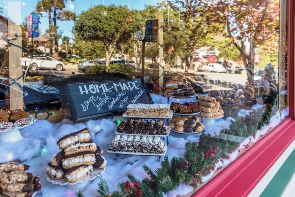 Exhibición de postres caseros en un escaparate.