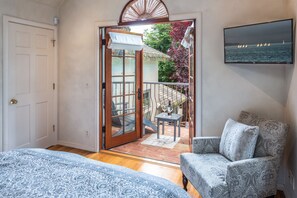 3 bedrooms, iron/ironing board, free WiFi, bed sheets - 3770 Stone's Throw ~ Walk to the Ocean and Town (Carmel)