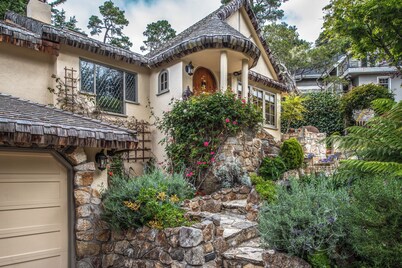 3770 Stone's Throw ~ Walk to the Ocean and Town