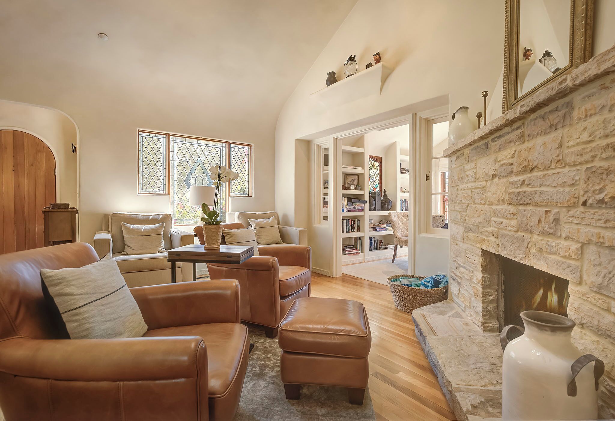 Smart-TV, Kamin, Bücher, Videothek