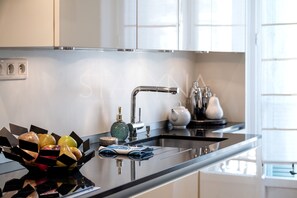 Kühlschrank, Mikrowelle, Ofen, Herdplatte