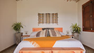 Bungalow - utsikt mot trädgården | Skrivbord och sängkläder