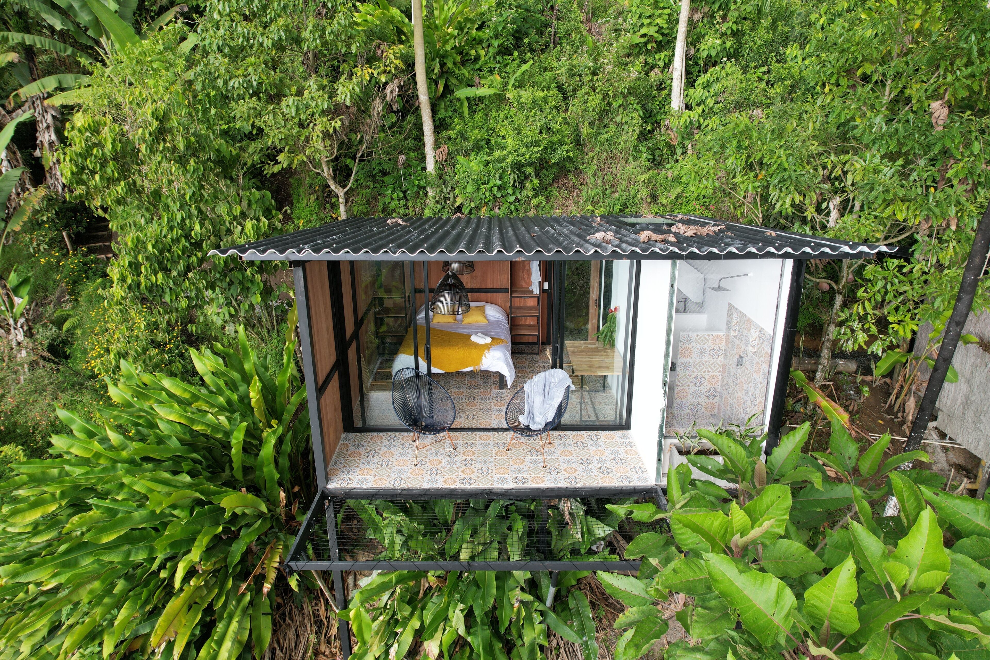 Cabaña básica | Escritorio y ropa de cama 