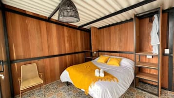Eenvoudig huisje | 1 slaapkamer, een bureau, beddengoed