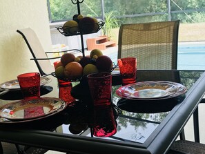 室外游泳池，提供日光浴躺椅