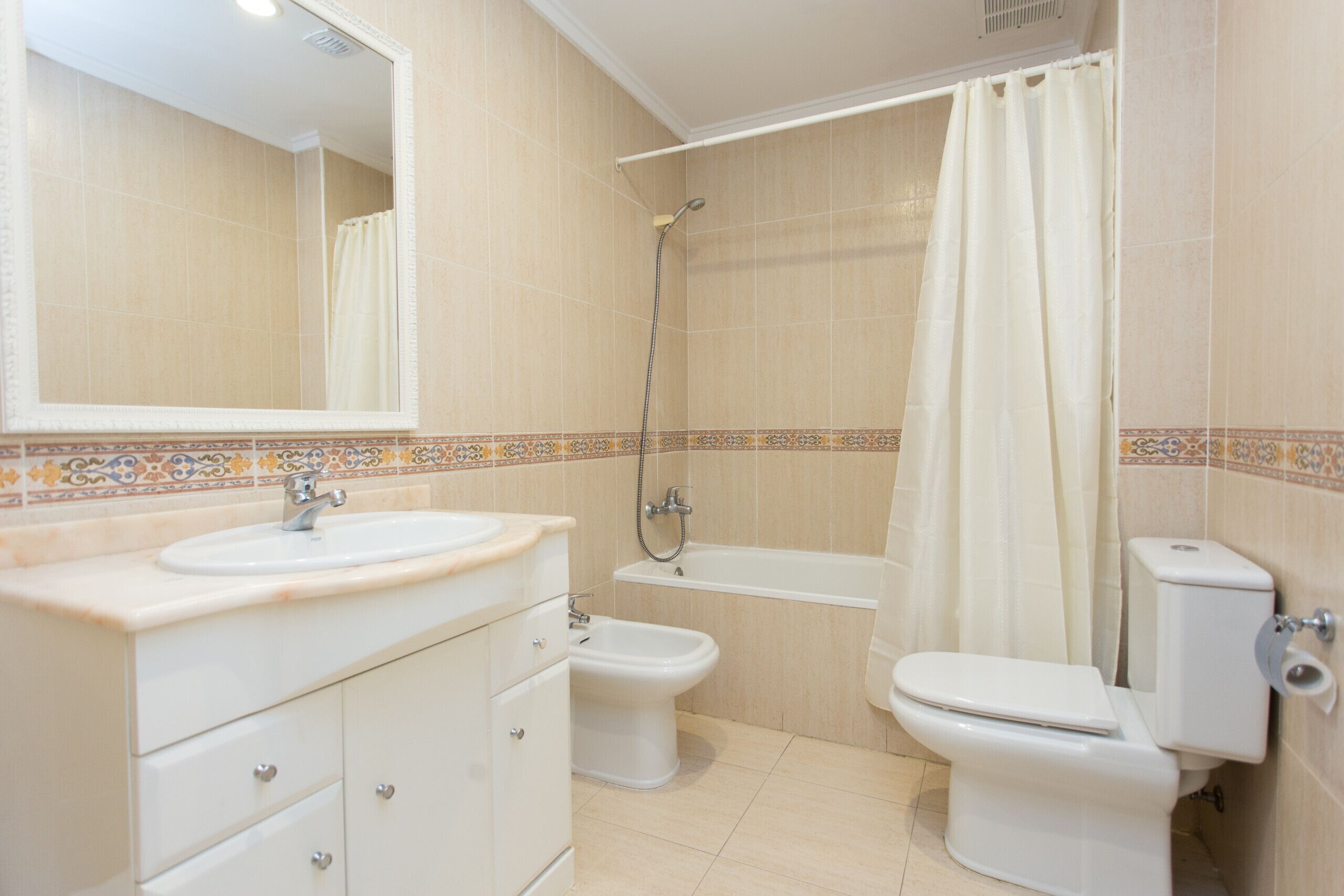 Un baño con lavabo, bidé, inodoro y bañera.