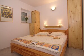 2 bedrooms, in-room safe, iron/ironing board, WiFi - Large apartment with 2 bathrooms including large terrace, close to the sea and the center in Porec (Porec)