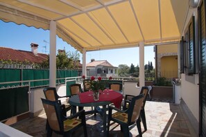 Outdoor dining - Large apartment with 2 bathrooms including large terrace, close to the sea and the center in Porec (Porec)