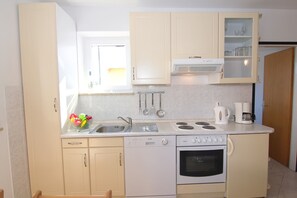 ثلاجة، ميكروويف، فرن، موقد طهي مسطح