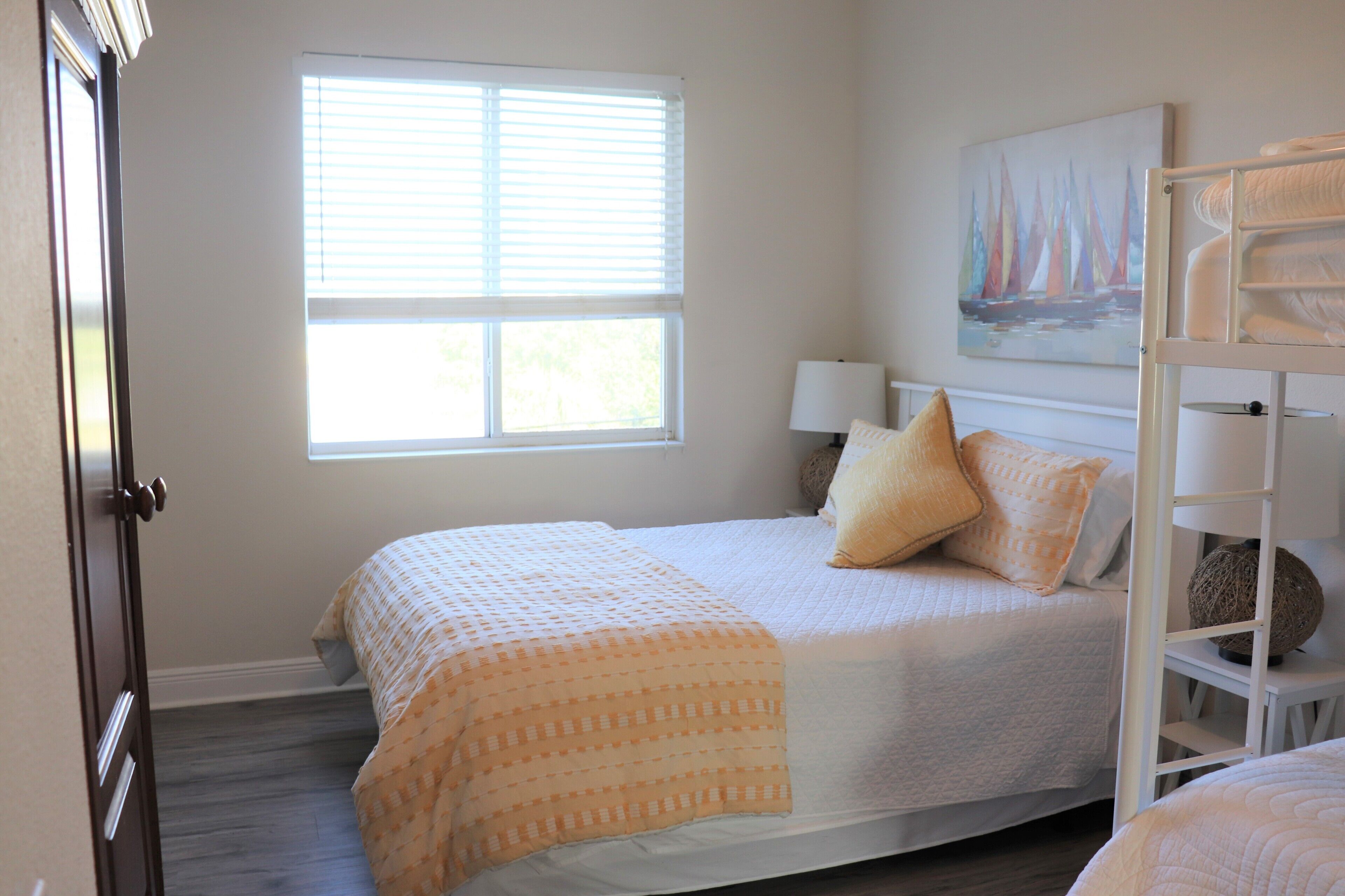 Queen bed with twin bunk beds on third level