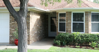 Limpio, ligero, muy céntrico, barrio tranquilo