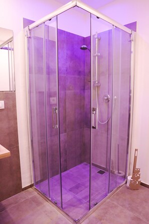 Douche, sèche-cheveux, bidet, serviettes fournies