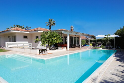 Villa mit privatem Pool, 300 m vom Meer entfernt!