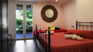 Una camera da letto con un letto, uno specchio grande e vista sull'esterno.