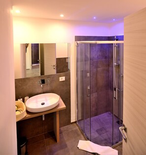 Een douche, een haardroger, een bidet, handdoeken