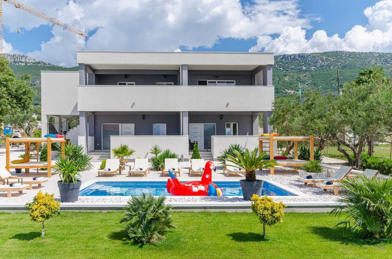 Una piscina al aire libre