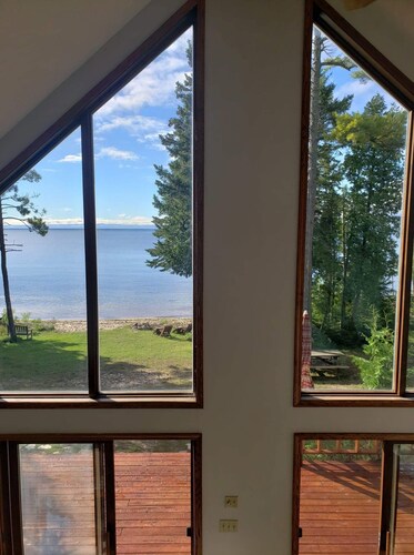 North Shore Retreat: Winter is Calling – Answer with a Stay at This Lakeside Hideaway