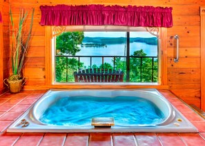 Chalet rustique romantique, 1 très grand lit, baignoire à jets, vue sur le lac | Baignoire à hydromassage