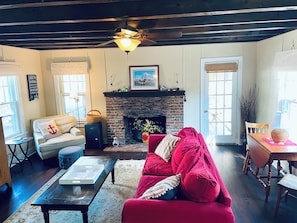 Smart TV, books -  Classic Cottage, 1.5 Blocks to Beach & Boardwalk,Porch & Outside Shower (Rehoboth Beach)