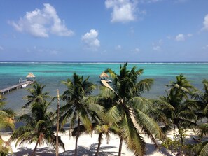 Plage, chaises longues, serviettes de plage