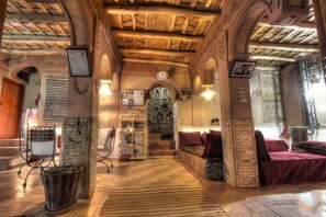 基本雙人或雙床房, 1 張標準雙人床或 2 張單人床, 山景 | 浴室 | 淋浴設備、淋浴花灑、免費盥洗用品、吹風機