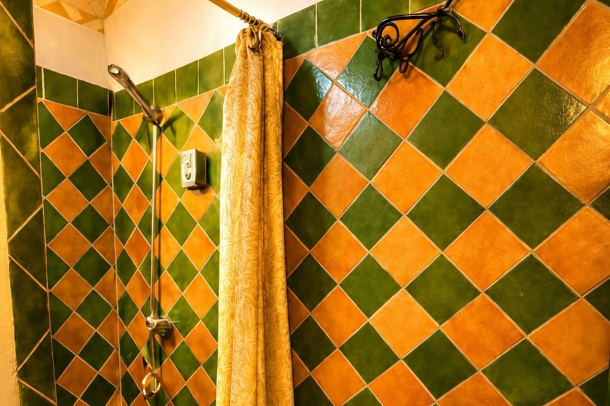 Double Room | Bathroom | Shower, rainfall showerhead, free toiletries, hair dryer