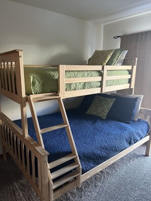 2 habitaciones, escritorio, wifi gratis y ropa de cama